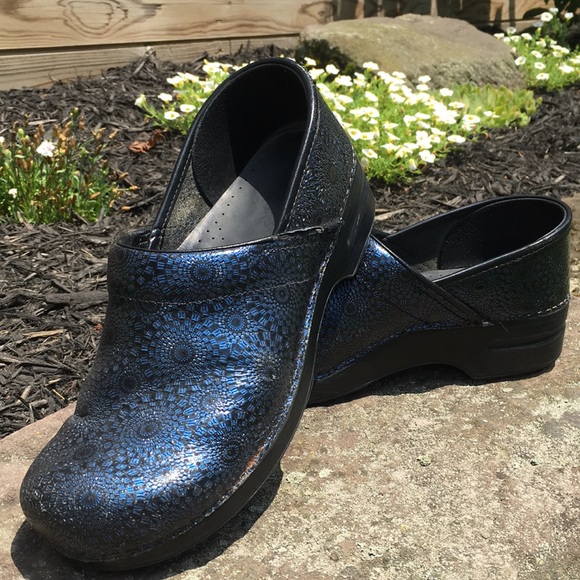 black dansko shoes